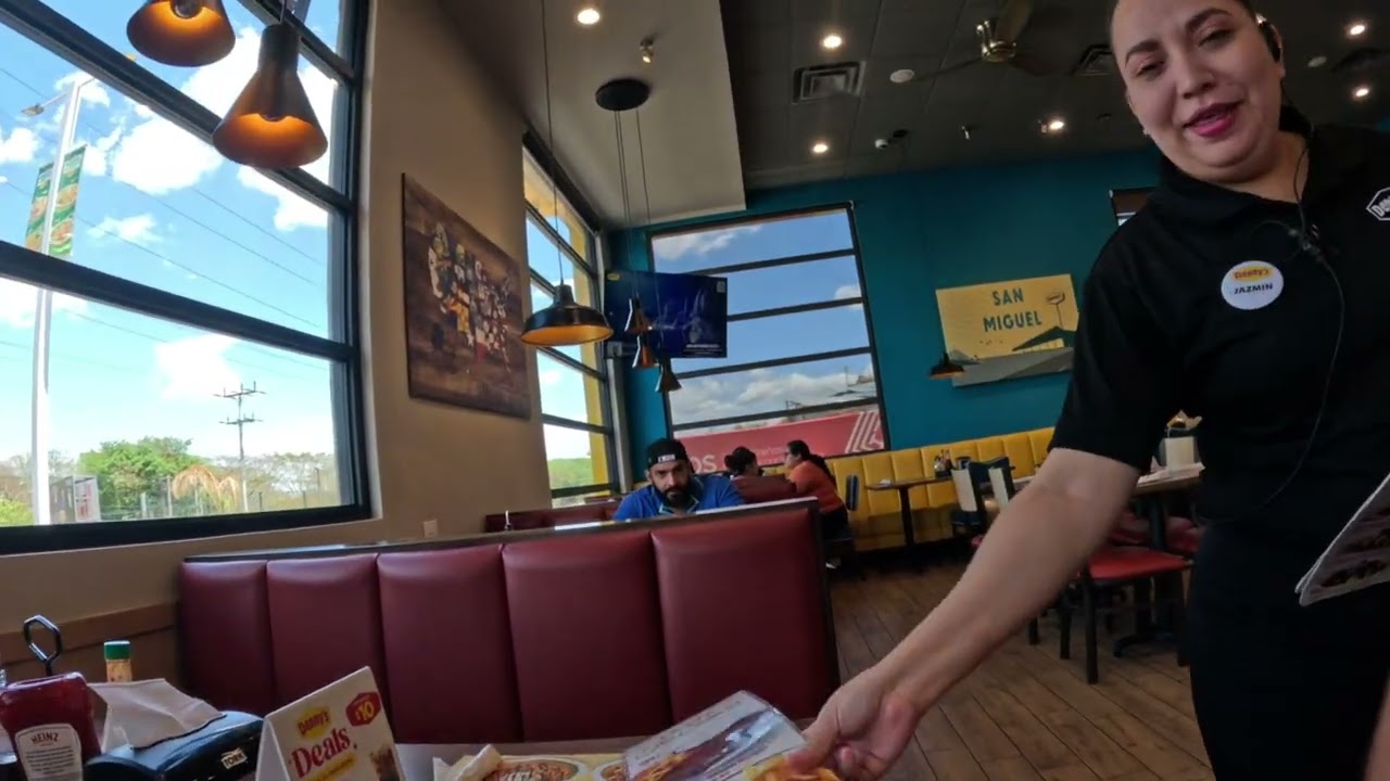 Мы пошли в новый ресторан Denny's в Сан-Мигеле, Сальвадор.