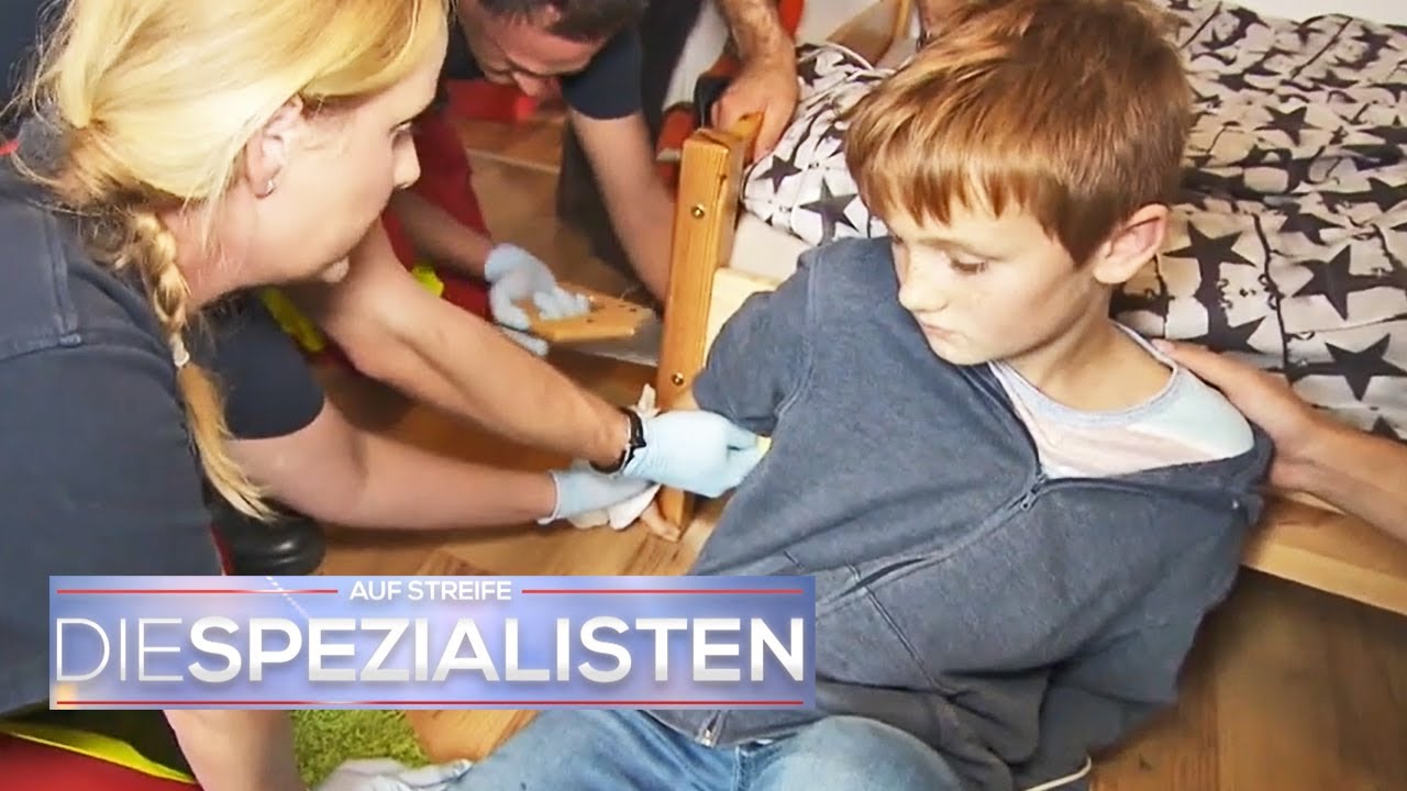 Elias hat sich am Bett festgeklebt! | Die Spezialisten | SAT.1