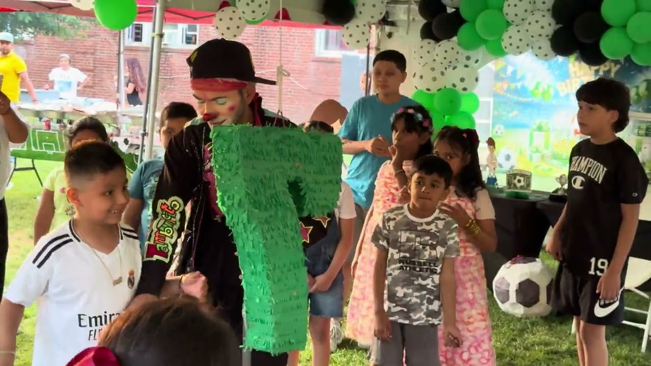 Reventando la piñata de en el cumpleaños de Jorge ￼