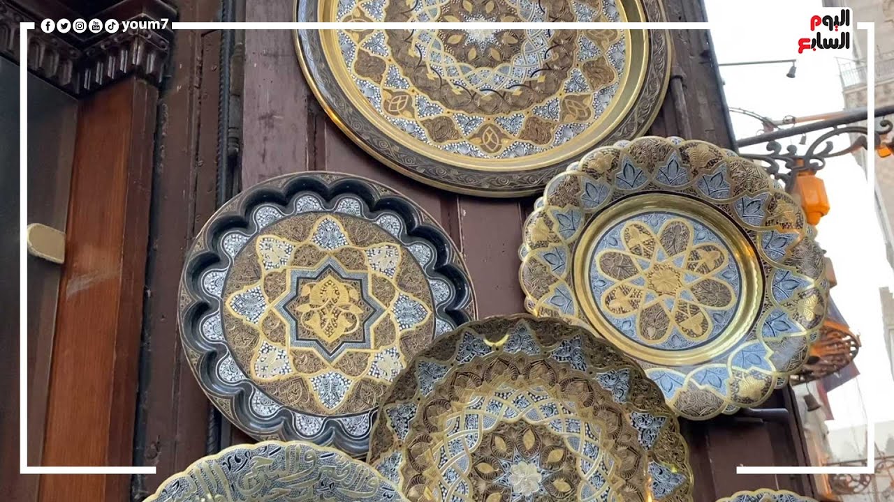 نقاشين النحاس.. يرسم فرعونى وإسلامى وقبطى وعددهم قليل فى مصر كلها