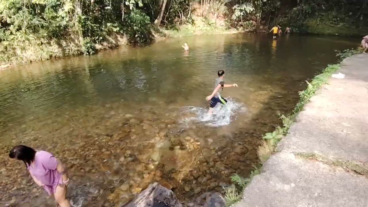 Mandi sungai 