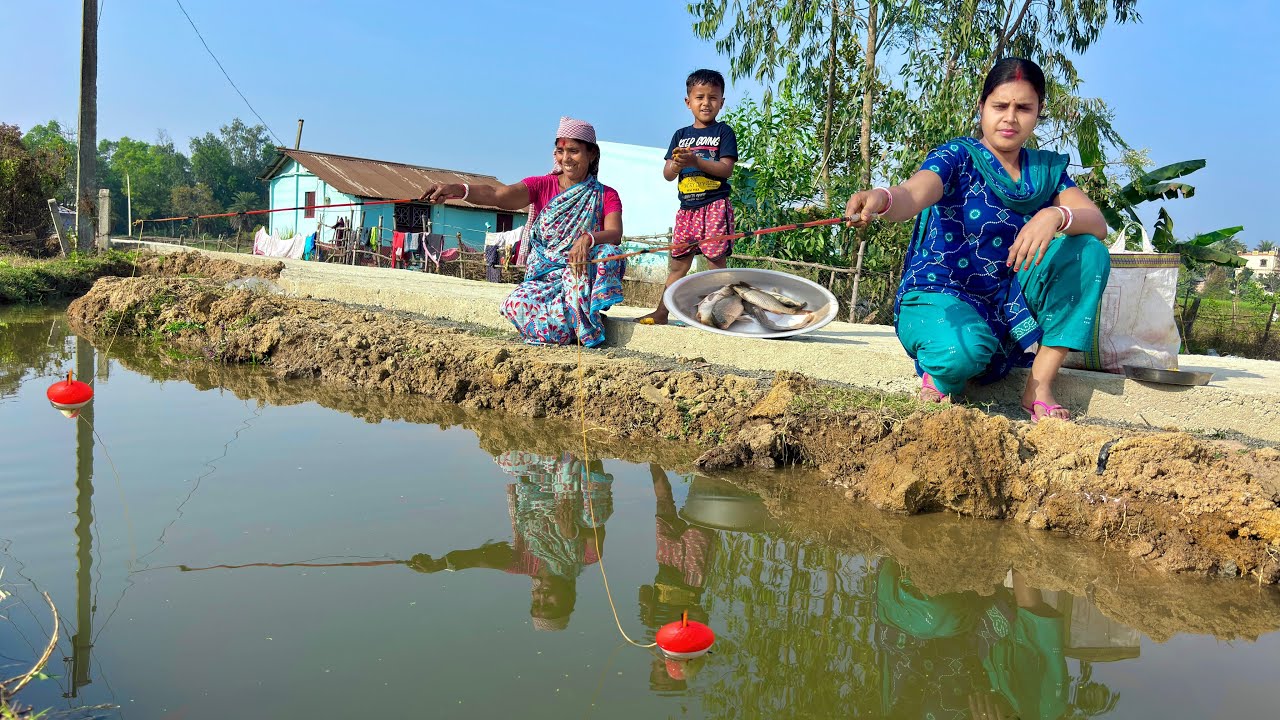Unique hook Fishing Video🎣🎣|| Two village fisharman fishing in road side canal with hook #fishing