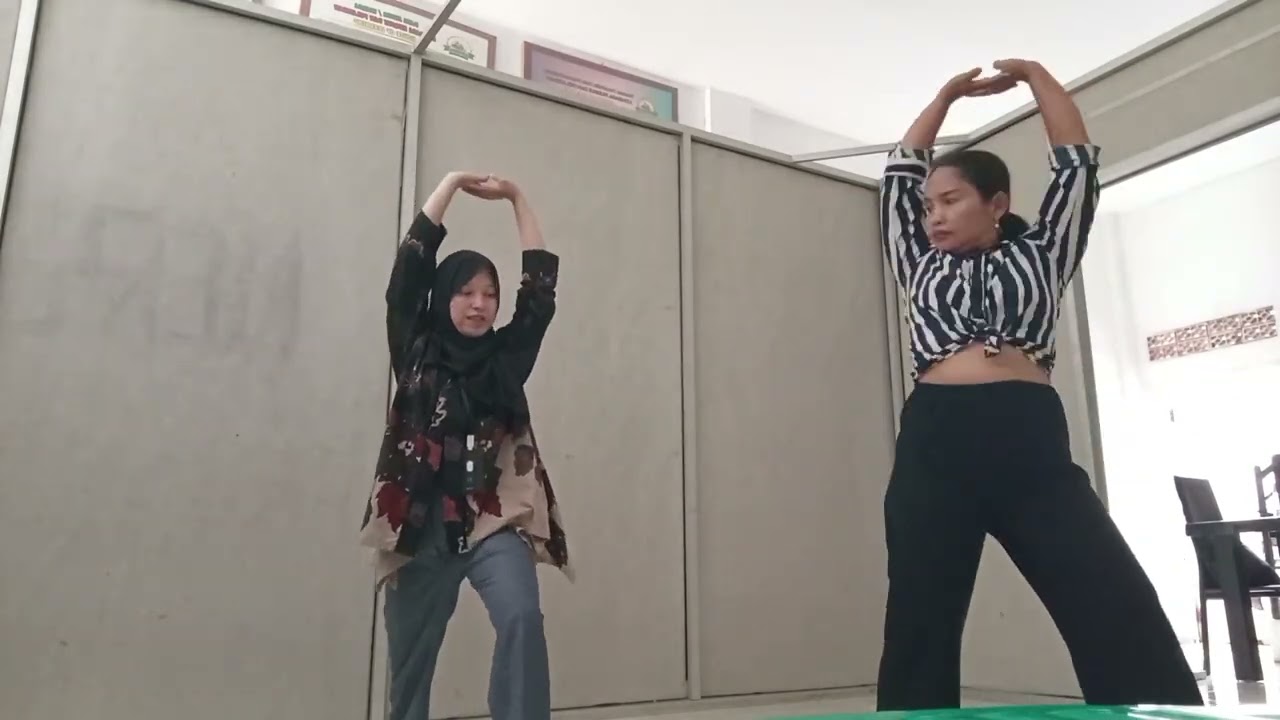Warming up before dance salsa | Day 4