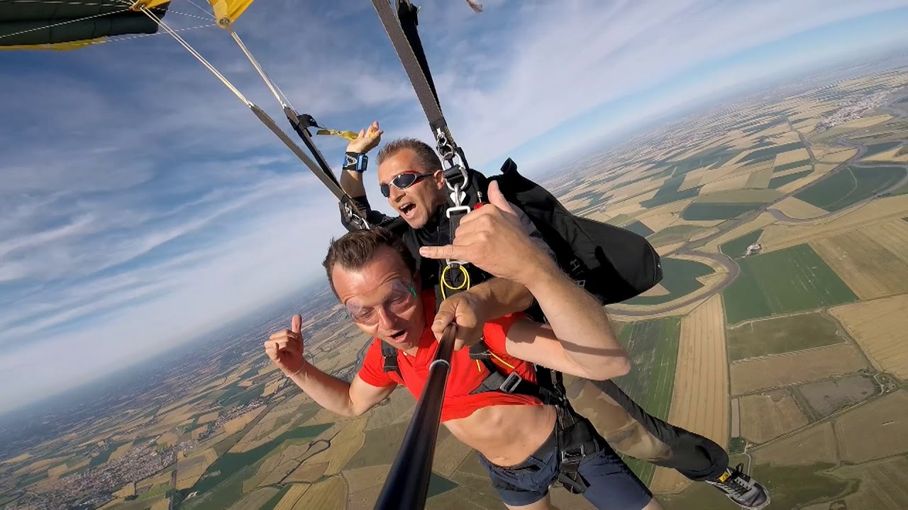 Richard en Chute libre au dessus de la Tranche sur Mer pour ses 40 ans...