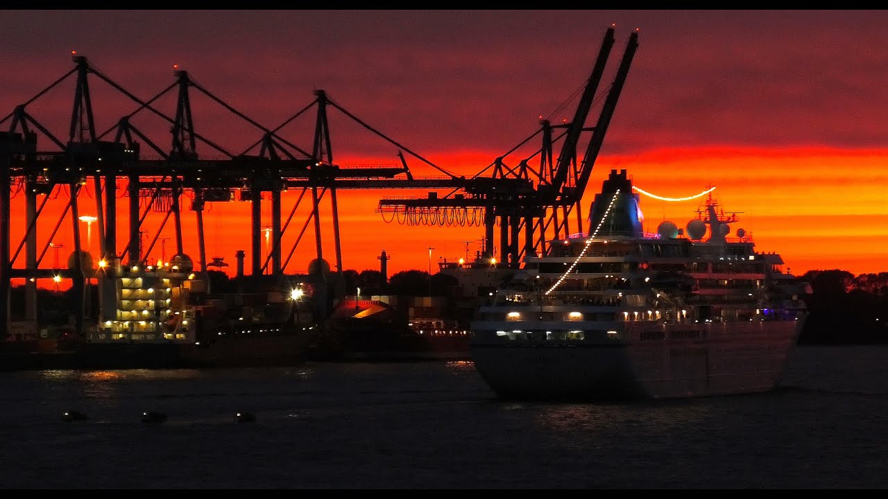 4K MS Amadea Ablegemanöver bei phänomenaler roter Dämmerung in Hamburg (HORN) 08.10.2024