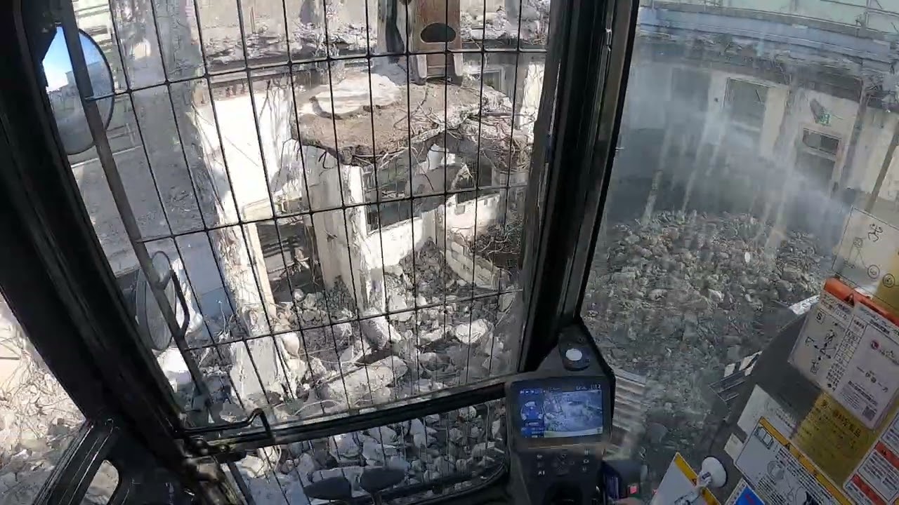 解体工事　重機運転席からの目線　鉄筋コンクリートの小割作業です。