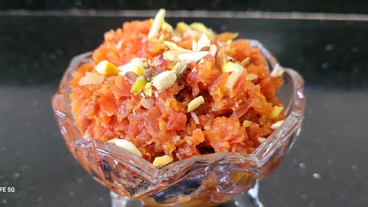 गाजराच्या हलव्याची पारंपरिक रेसिपी | Gajar Halwa Traditional Style Recipe 