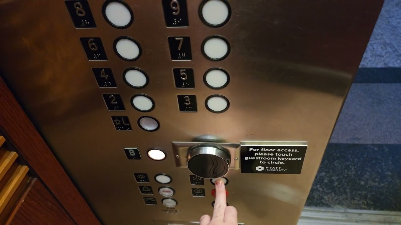 Тяговые лифты Schindler в отеле Hyatt Regency в башне Arcade South Tower в Кливленде, штат Огайо