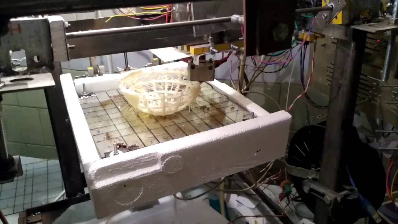 3d принтер печатает глобус. 3d printer prints the globe.
