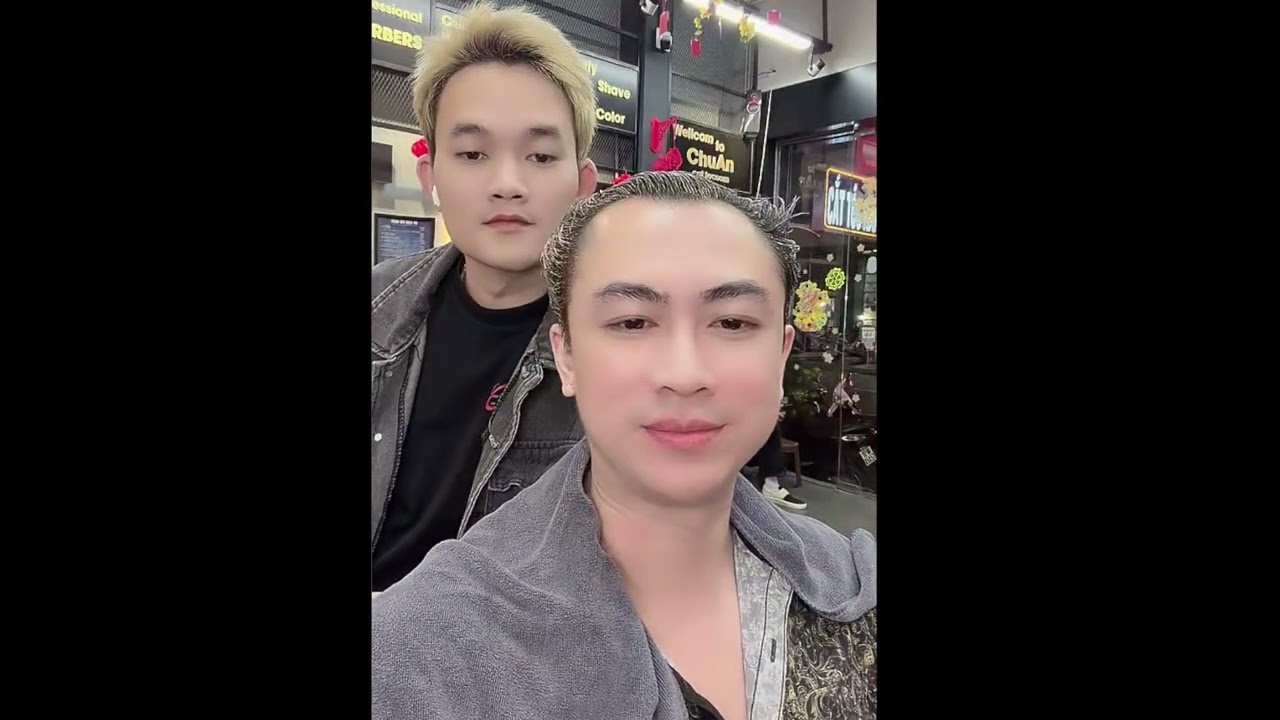 Cười xỉu Hồ Việt Trung tấu haid trò chuyện cùng fan khi đang làm tóc