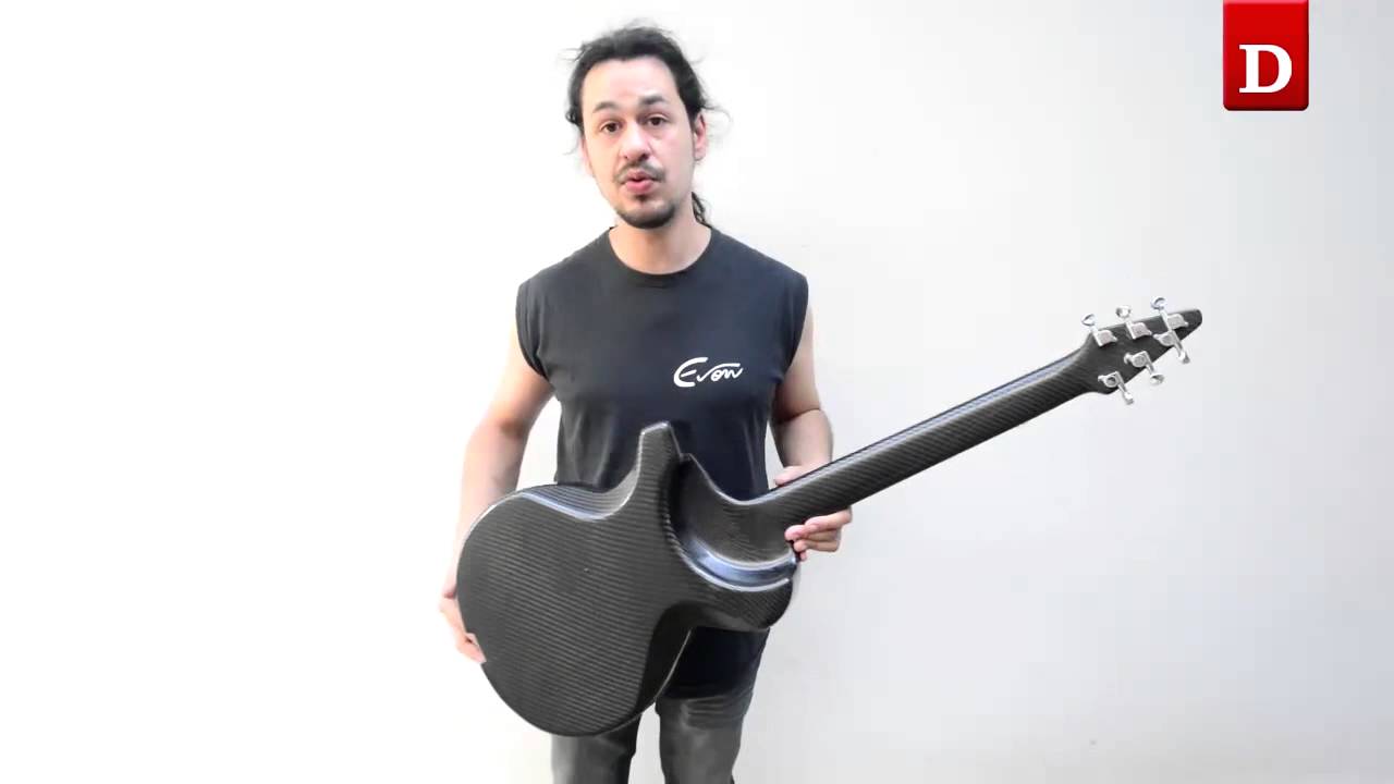 Hizo una guitarra de fibra de carbono, mirá cómo suena
