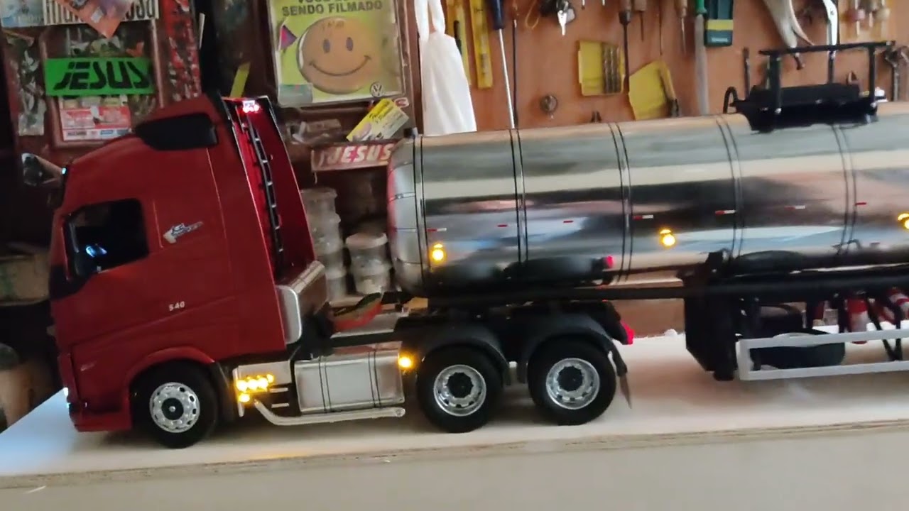 MINIATURA VOLVO FH 540 COM TANQUE INOX
