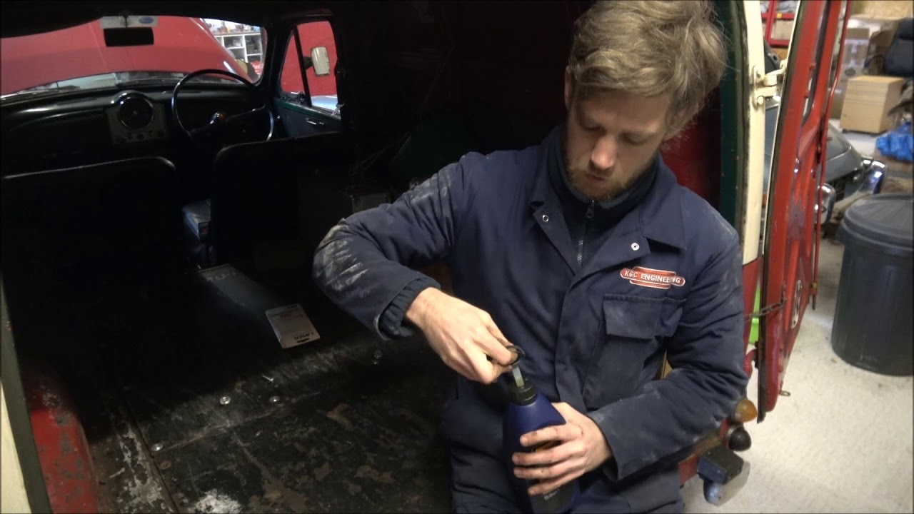 How to change the differential oil on a Morris Minor