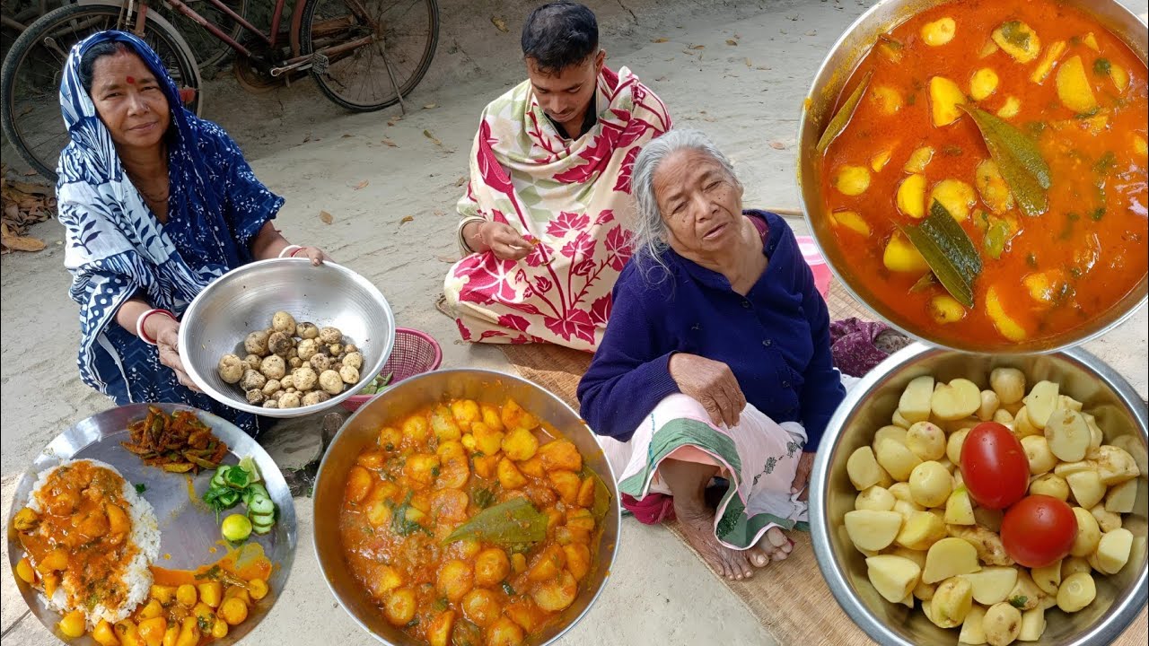 বাগান থেকে ছোটো ছোটো দেশি আলু নিয়ে এসে গ্রাম্য পদ্ধতিতে দেশি আলুর স্পেশাল দম কারি রান্না করলাম।