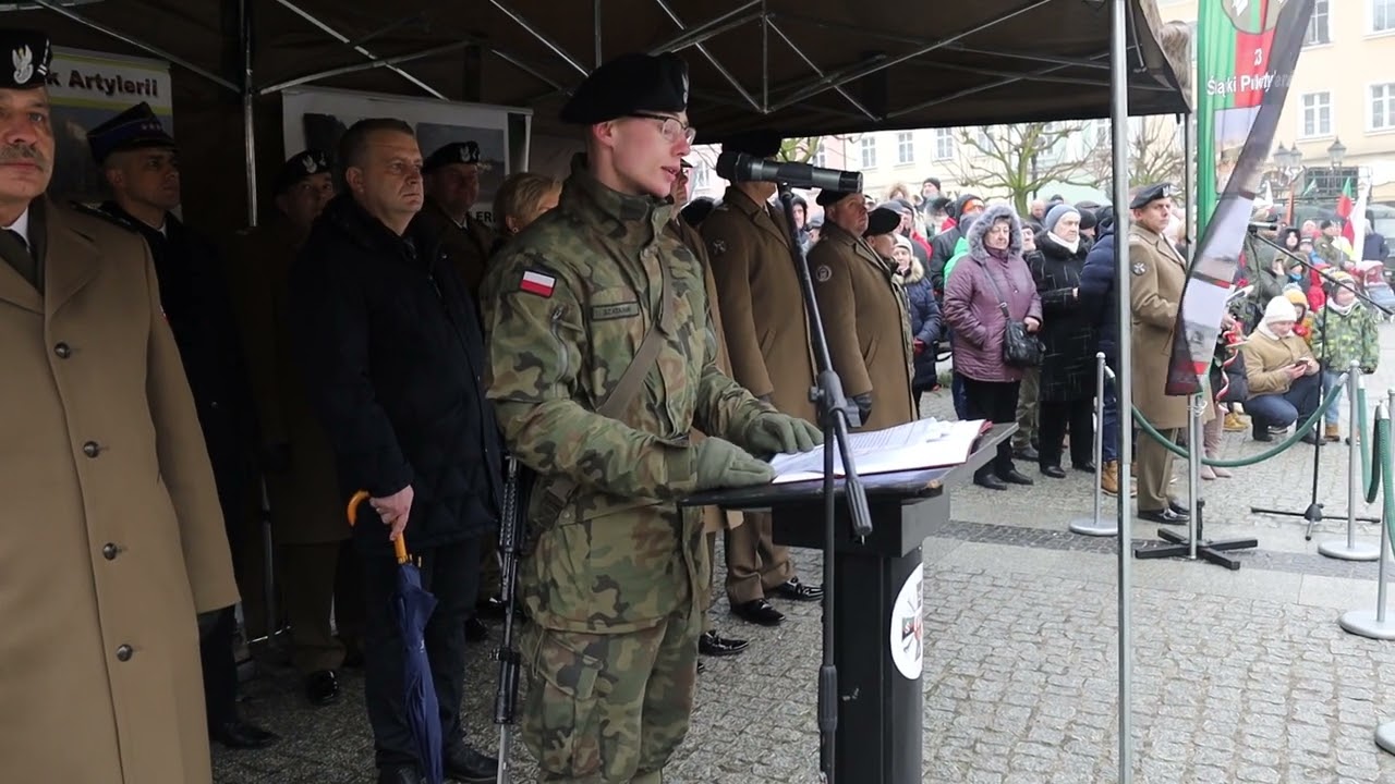 Kapelan błogosławi żołnierzy, po przsiędze