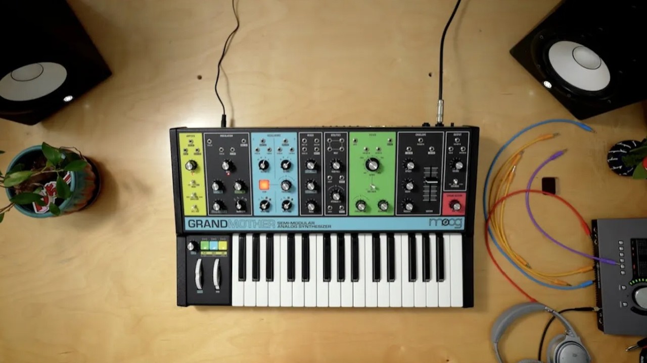 Moog Grandmother // Великолепно звучащий и выглядящий полумодульный синтезатор