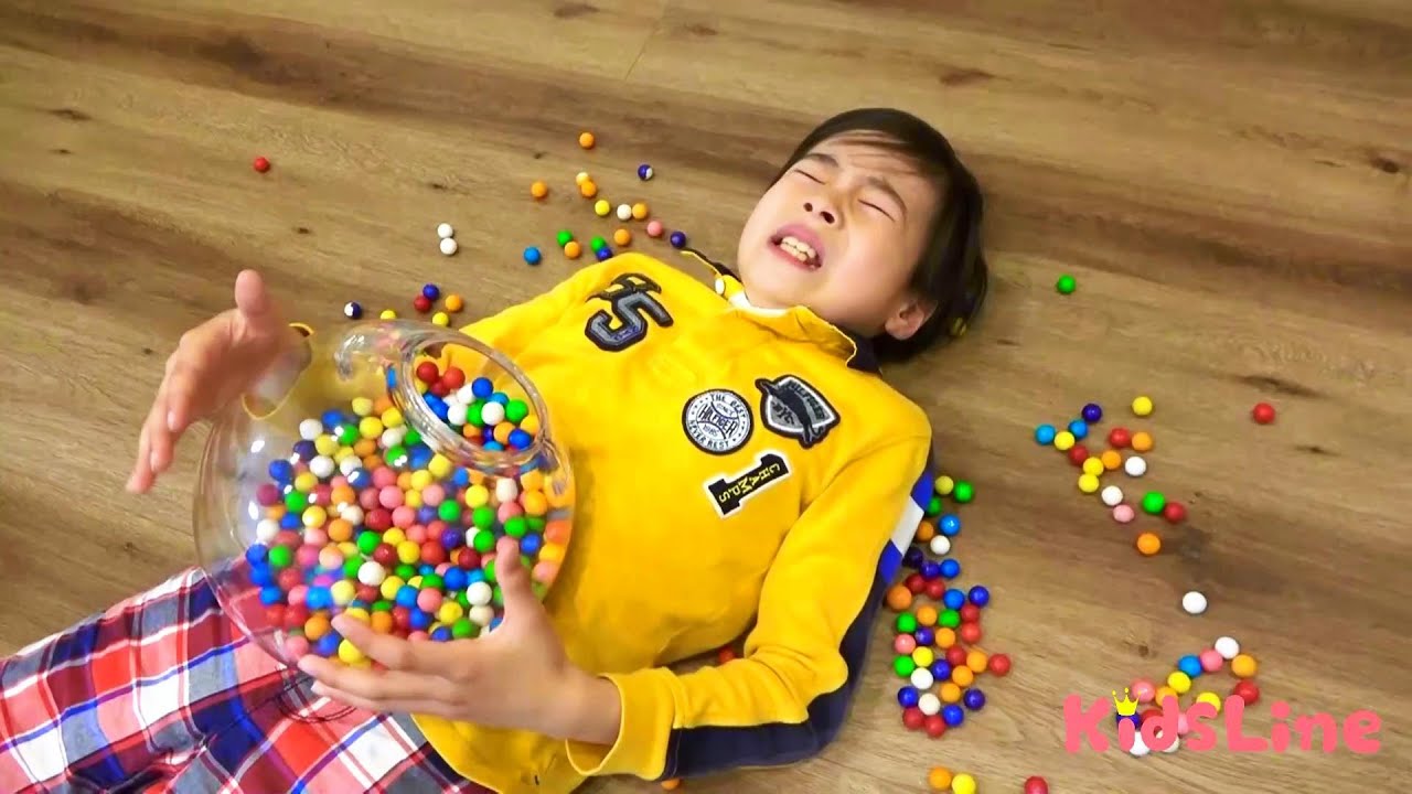 ガムボールマシンを取り合い!? 中身がこぼれちゃった!! want the same gumball machine !!