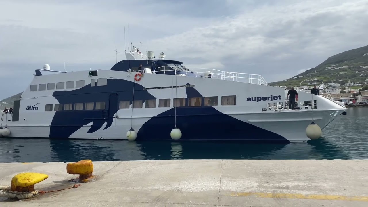 Super jet αφιξη στην παρο με το blue star naxos θεατη