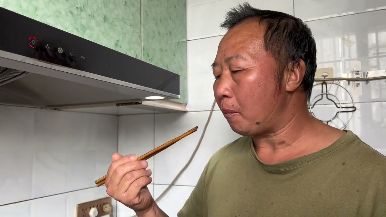 殷二去街上买了二十多斤猪油回来，油炸好了又炸了一些酥肉，酥酥脆脆，爸爸都说好吃#记录真实生活 #夫妻日常