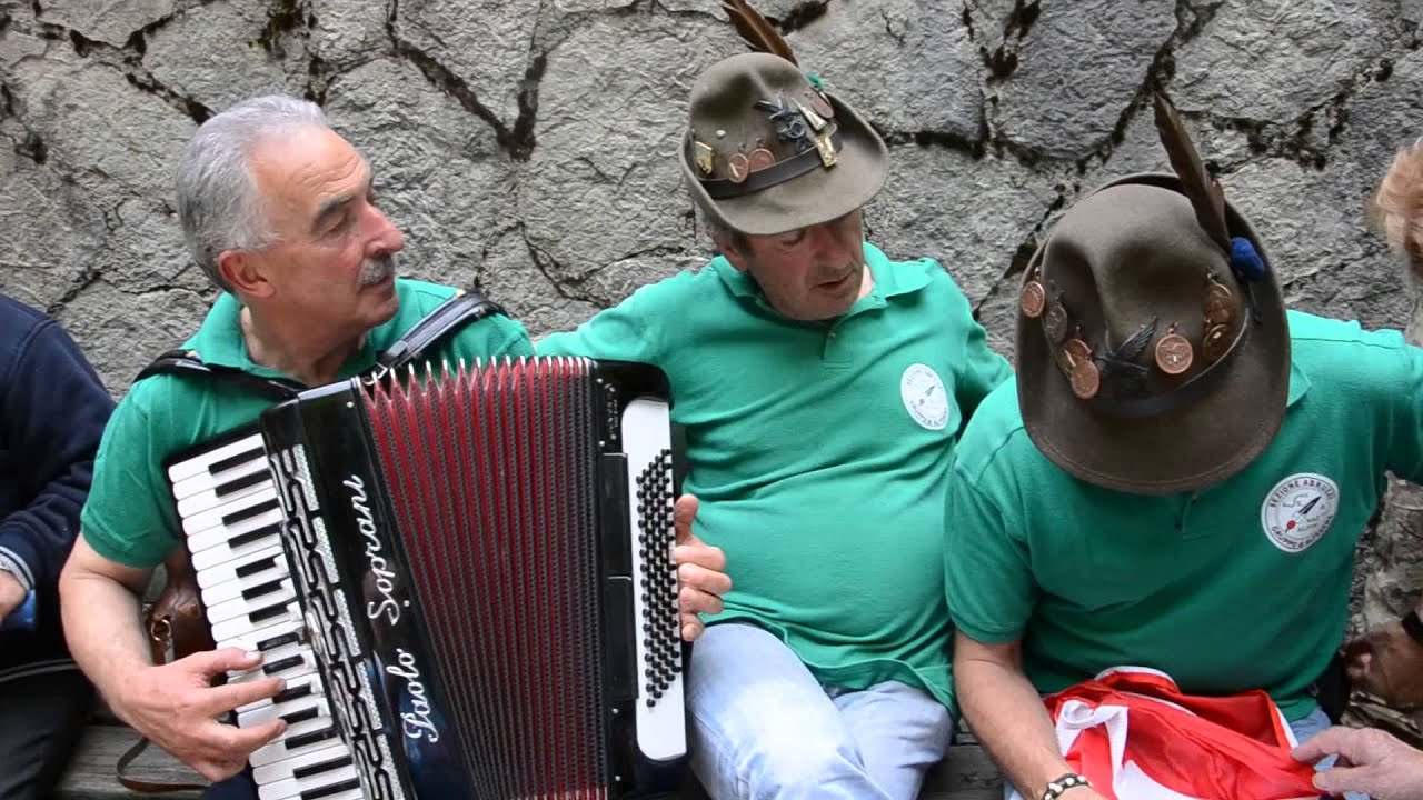 18.8.15.Campitelli di Alfedena- la mamma al balcon