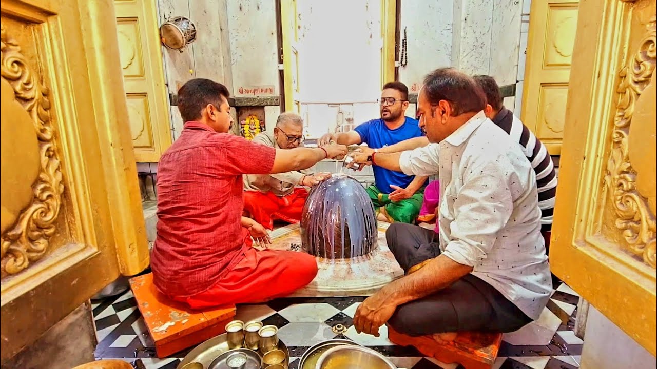 🙏🚩 श्री काशीविश्वनाथ जी के दिव्य अद्भुत दर्शन 🕉️ पंचामृत अभिषेक एवं महामृत्युंजय मंत्र जाप के साथ 🔱