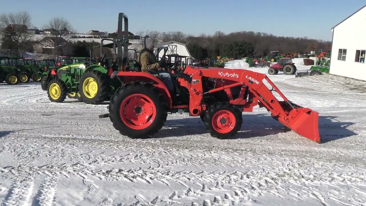 Трактор Kubota L2502 с открытой кабиной и погрузчиком, 2024 года выпуска! В отличном состоянии! М...