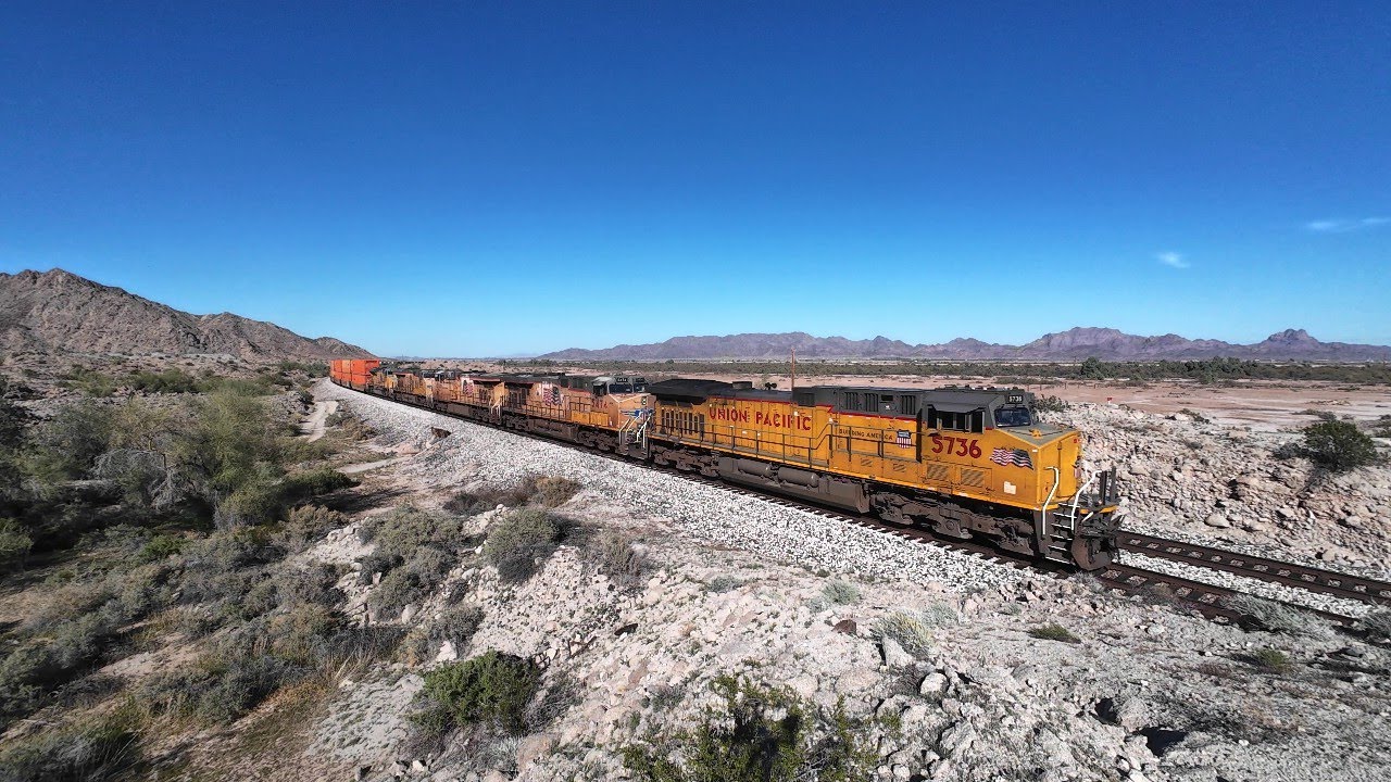 UP 5736 East — Double-Stacks & Pigs with a Friendly Crew | Sunset Route