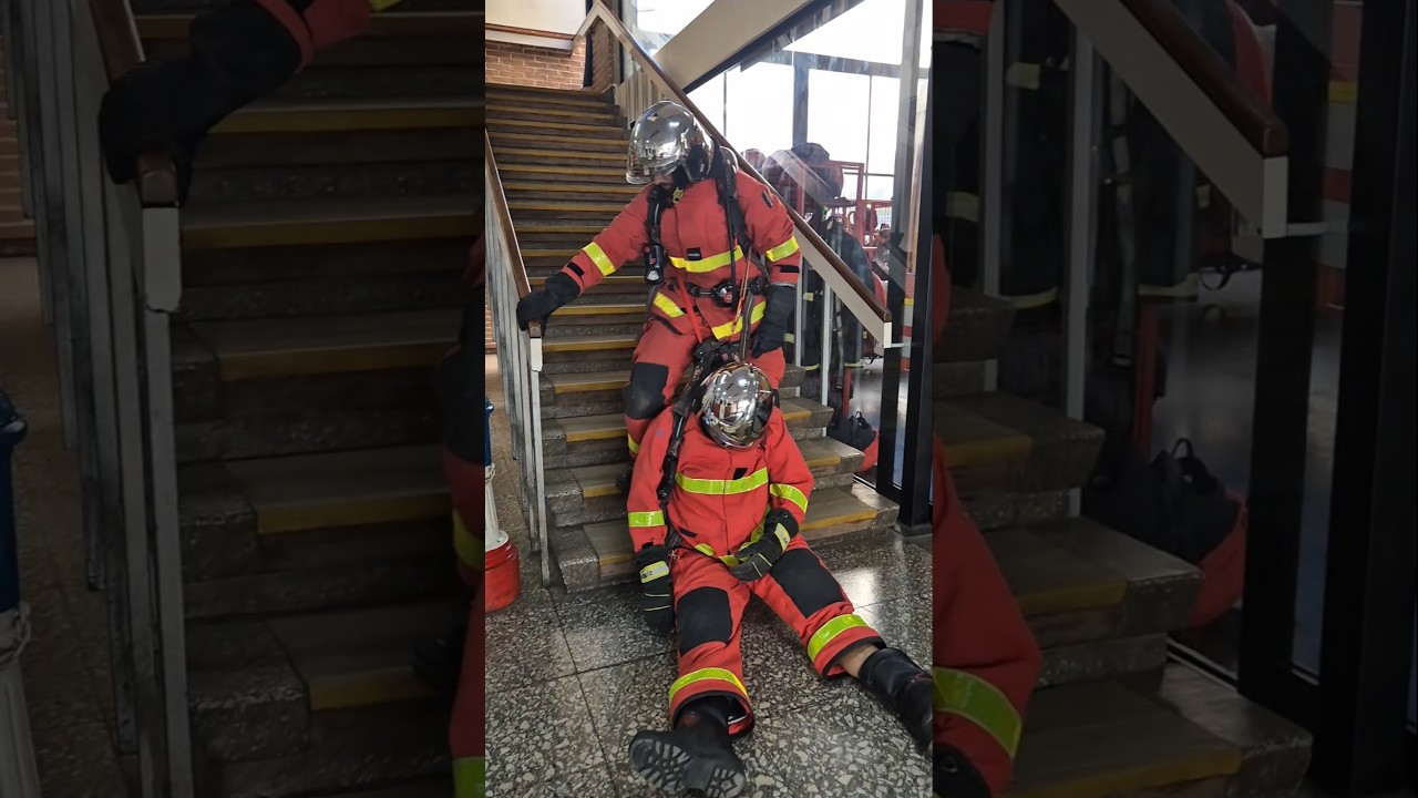 extraction d'un pompier inconscient par les escaliers 🔥 #strike #pompier #bombero