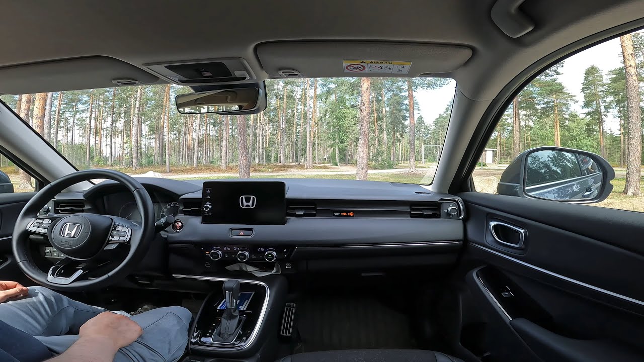 Honda HR-V e:HEV &rsquo;22 | Front passenger view | town