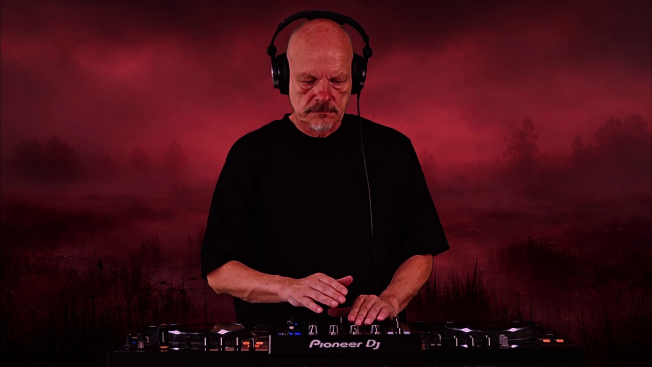 Dynamic Hypnotic Techno with a mystical atmosphere - Red Moor