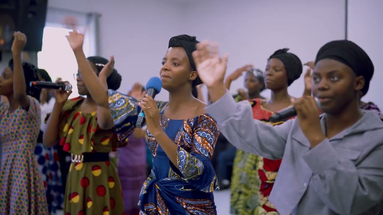 ICUBAHIRO NICAWE MANA CHOIR YA E I R U S E QC KWENYE MKUTANO WA UHAMSHO TROIS RIVIERES QC CA
