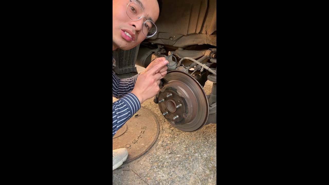#每天一个用车知识 刹车分泵回位的核心零件小到不起眼，顺带刹车油排空#带你懂车 #汽车知识分享 #刹车分泵不回位