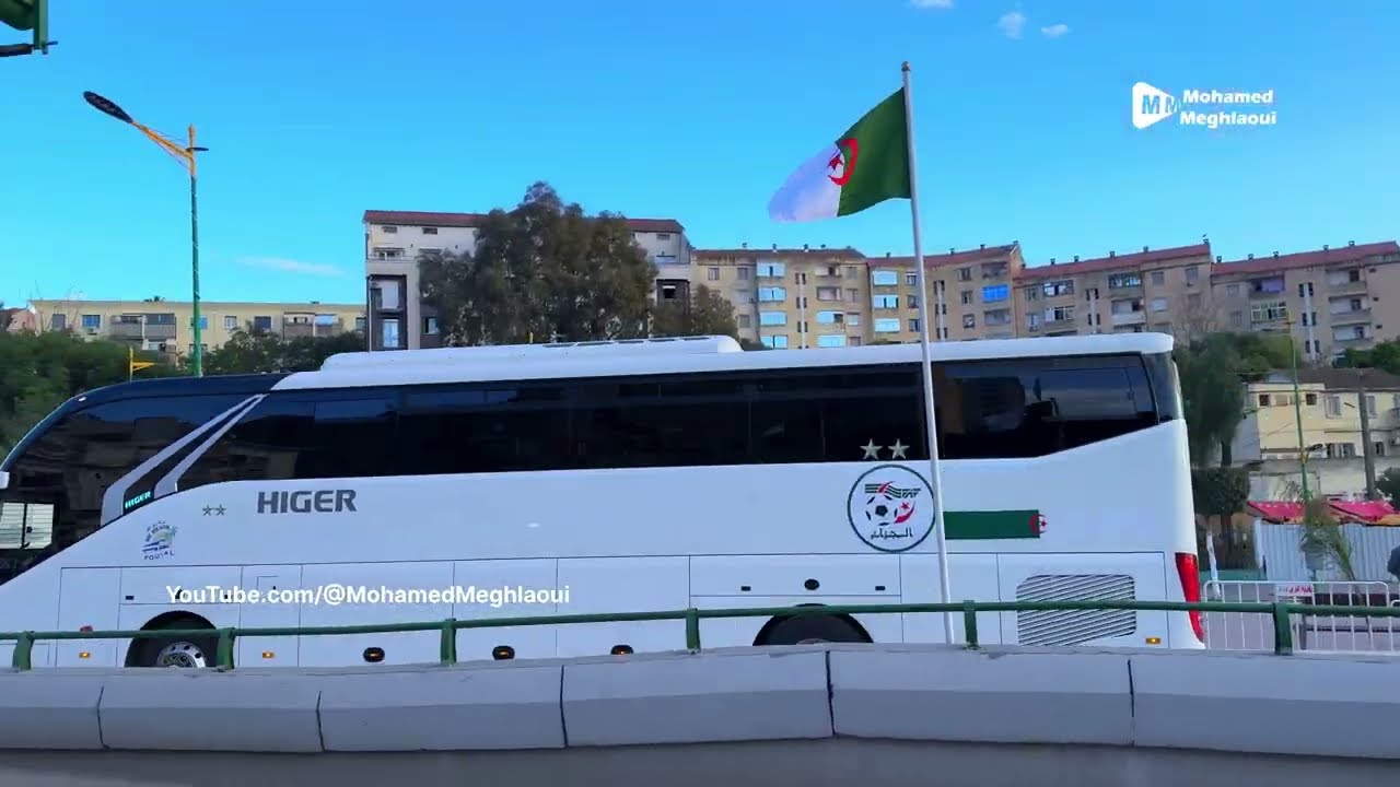 لحظة وصول حافلة المنتخب الجزائري لوسط مدينة تيزي وزو