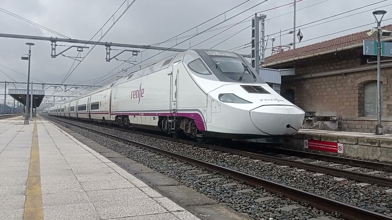 Alvia renfe S - 130 bajo la lluvia de Linares-Baeza