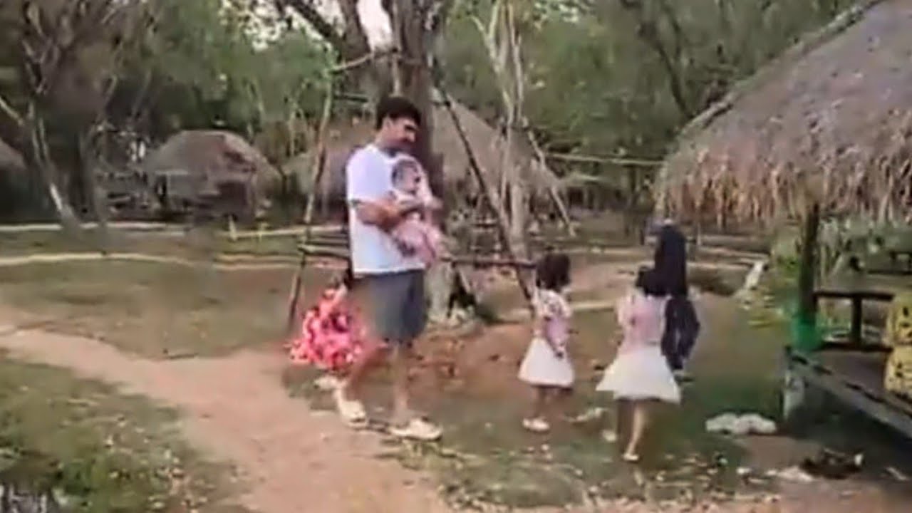 น้องเพชรน้องพลอยมากินข้าวนอกบ้านจ้า 
