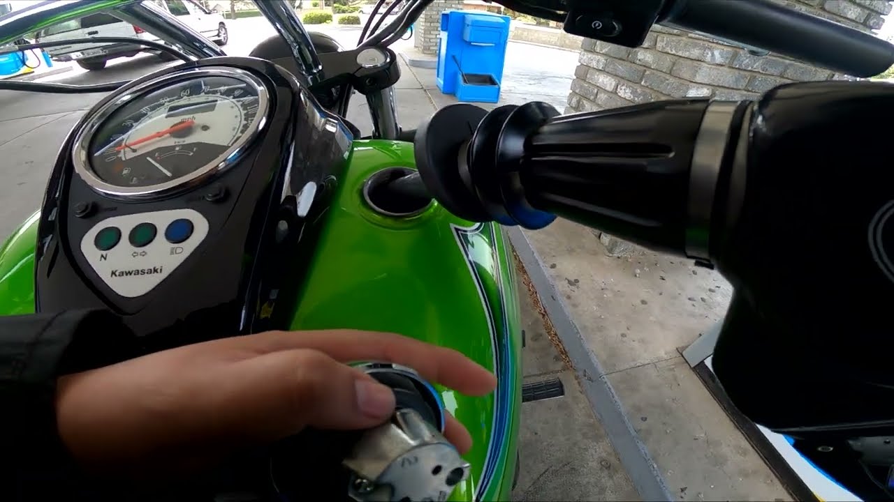 Kawasaki Vulcan 900 Custom riding to Don Pepe's Taqueria for a bite.
