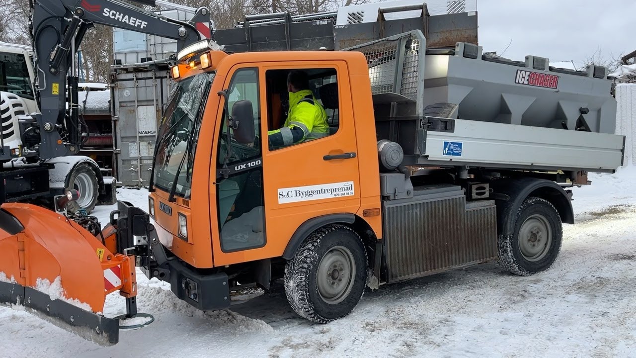 K&ouml;p Multimaskin Unimog UX100 med medf&ouml;ljande reservdelsmaskin och redskap p&aring; Klaravik