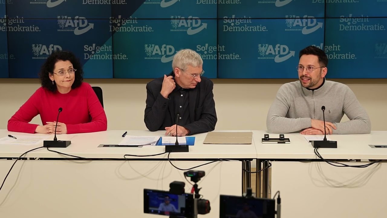 AfD Pressekonferenz vom 27.01.2026 - Hitlergruß auf Plakat? Stellungnahme der AfD Brandenburg.