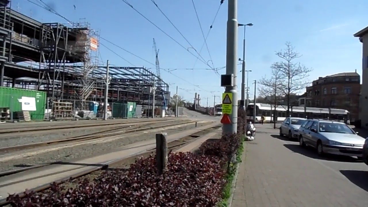 Hermelijn Kusttram vertrekt bij station Oostende