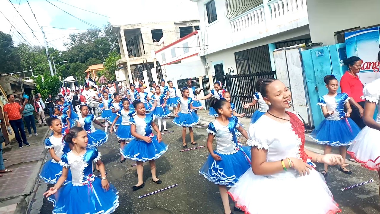 Escuela trina de Moyá el hatico  en el día de la bandera