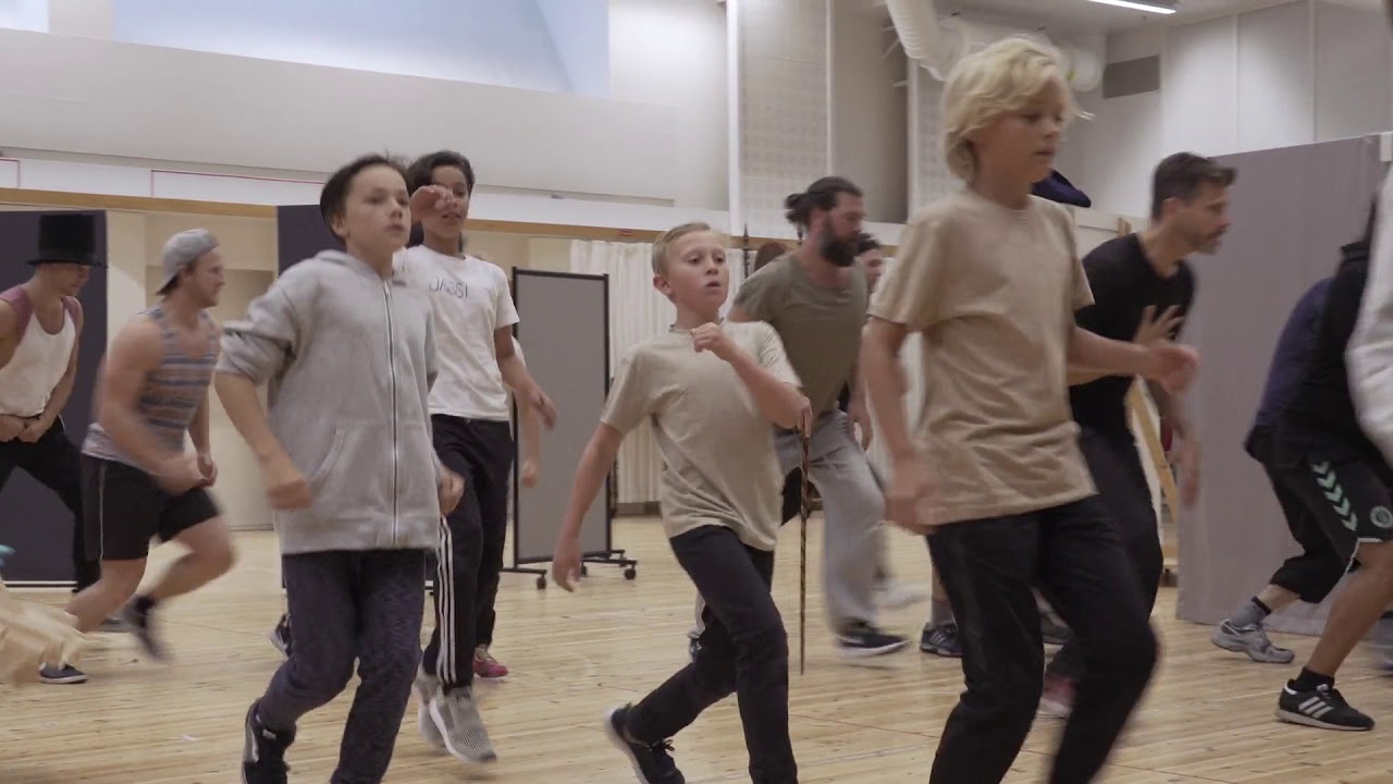 Oliver! — Ensemblen repeterar ”Betrakta dig