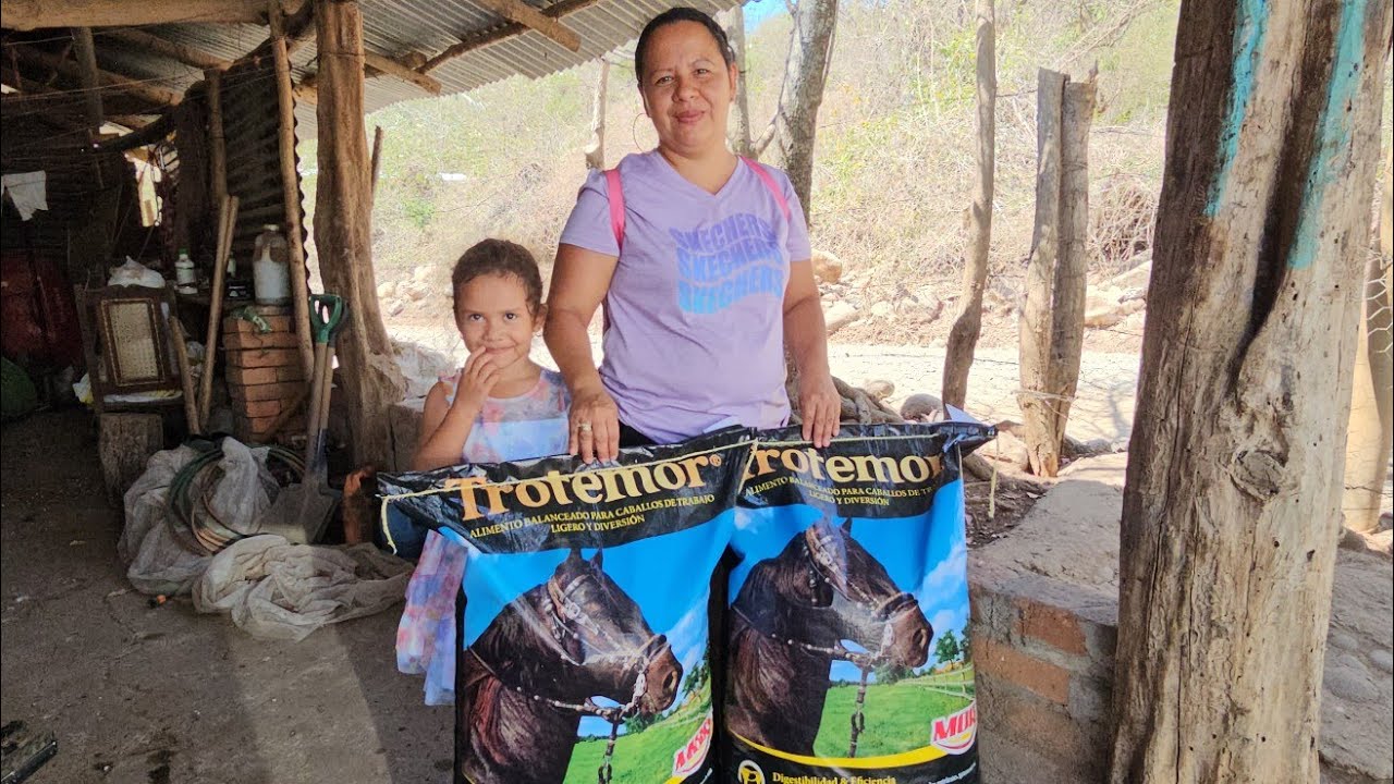 Yensi trae comida para su ganado miren el chambre que tienen