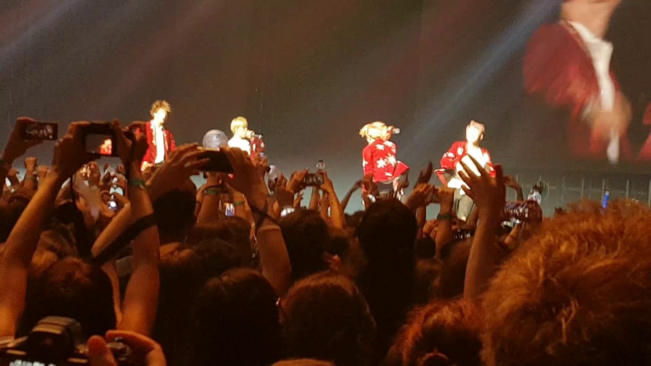 BTS Wings Tour in Brazil 2017.03.19 - Medley (N.O, No More Dream, Boy in Luv, Danger, Run)