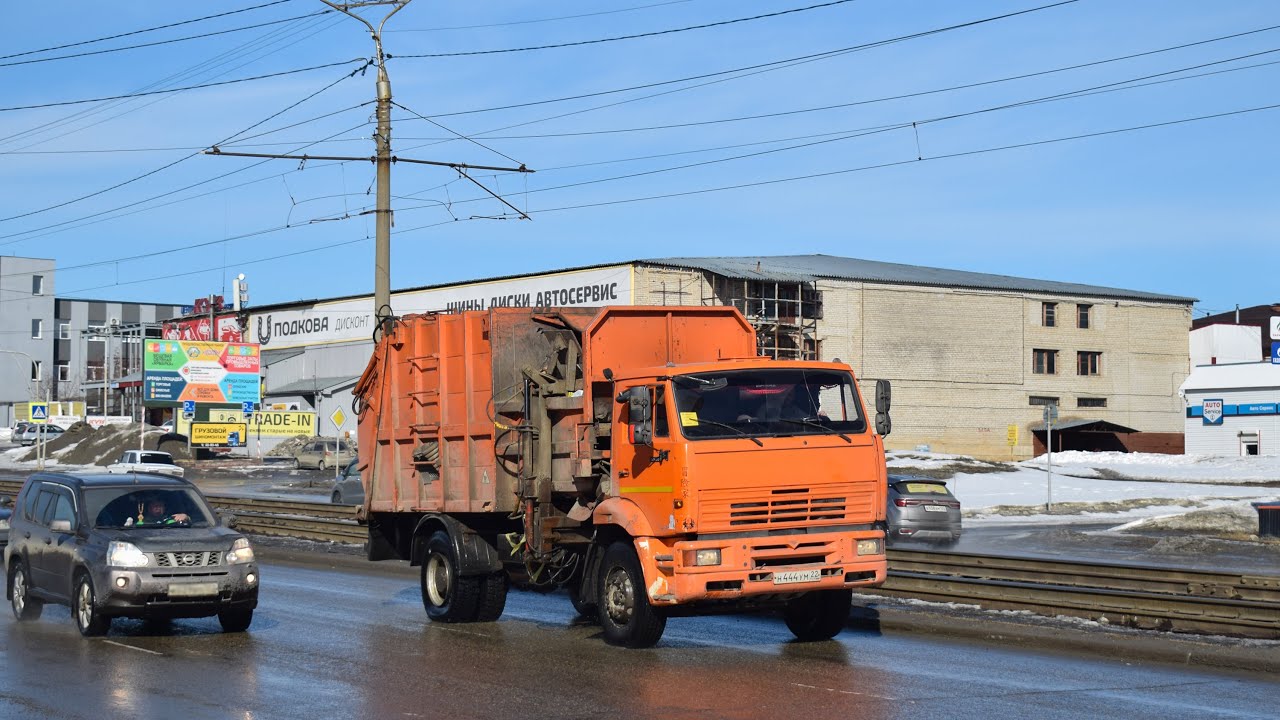 Мусоровоз МКМ-4605 на шасси КамАЗ-53605-62 (Н 444 УМ 22). Вид из кабины. Трудности работы.