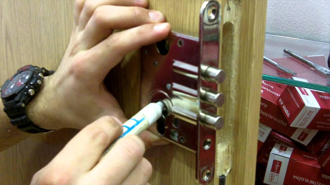 Bezpečnostní kování Rostex R3 - přídavný bezpečnostní zámek na dveře Rostex