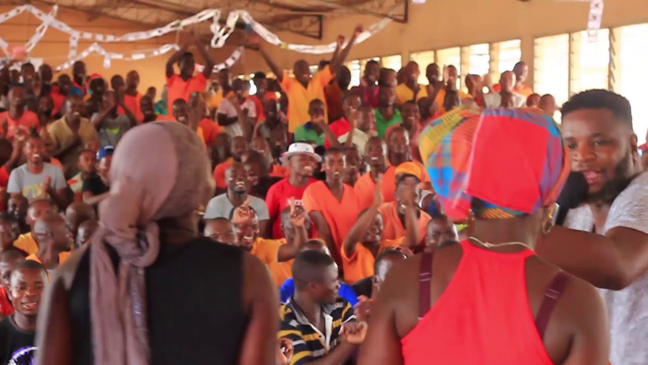 John Pires  Celebra O Natal Com Reclusos Das Cadeia penitenciária da zona norte (na baragem)