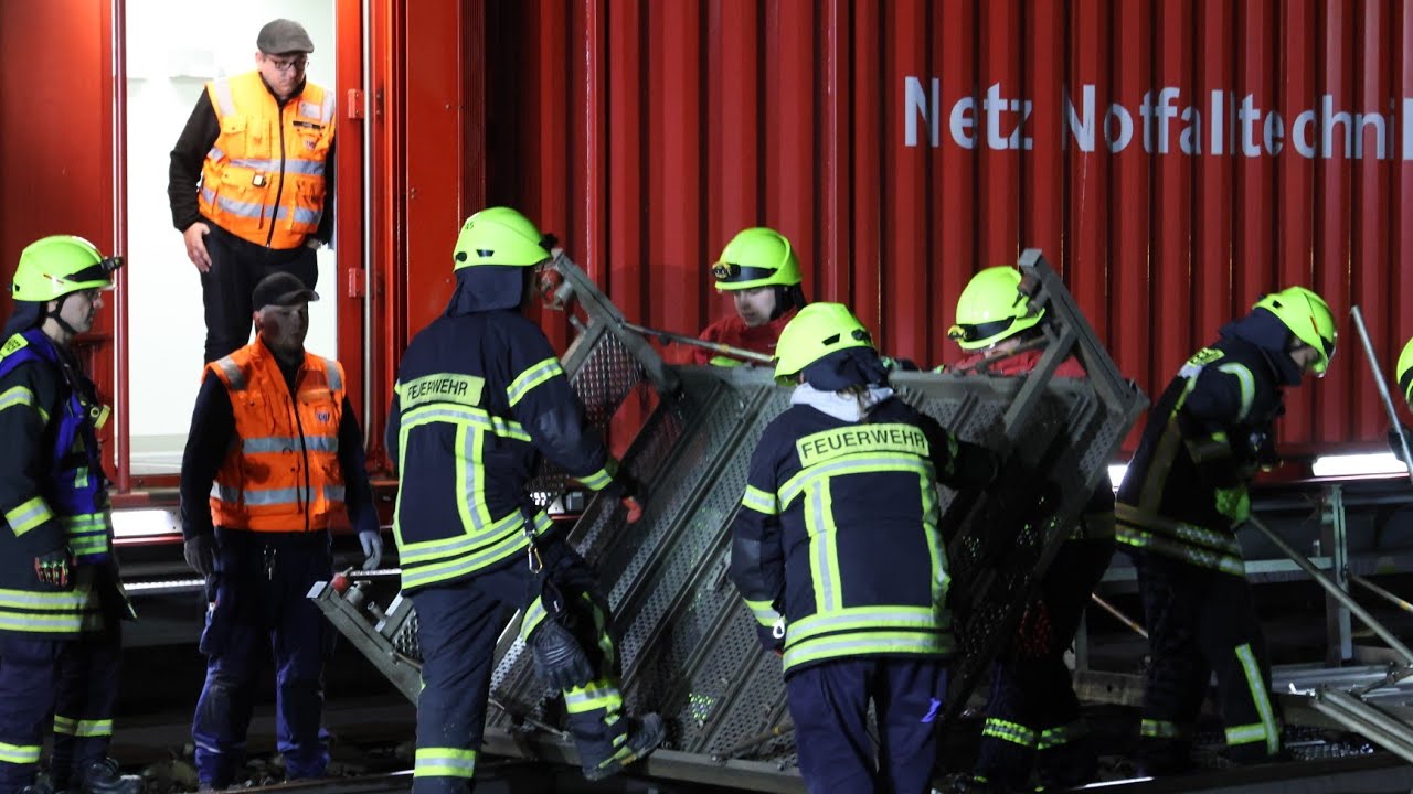 Hunderte Einsatzkräfte üben Schweres Zugunglück im Leinebuschtunnel im Kreis Göttingen