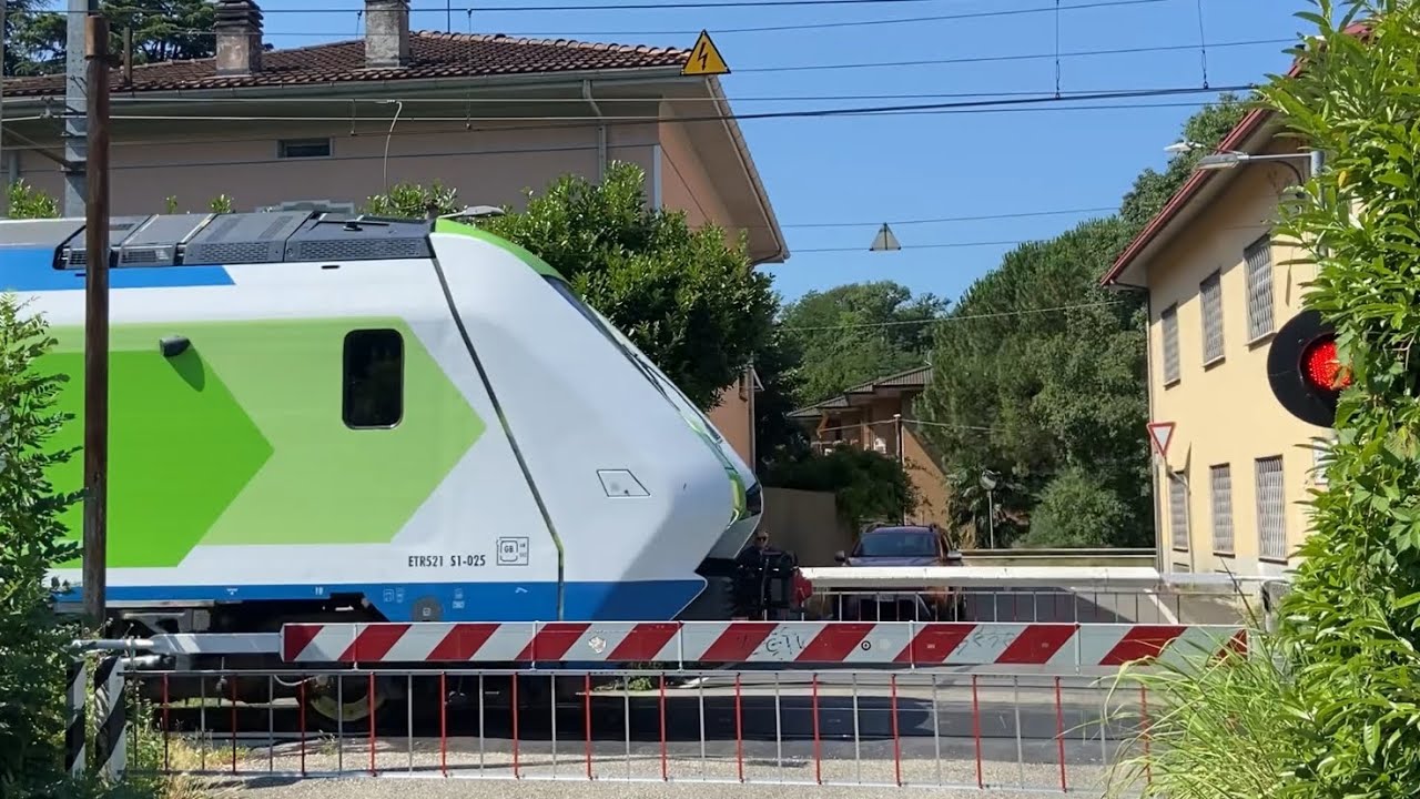 Passaggio a livello // Level crossing // (Gavirate)