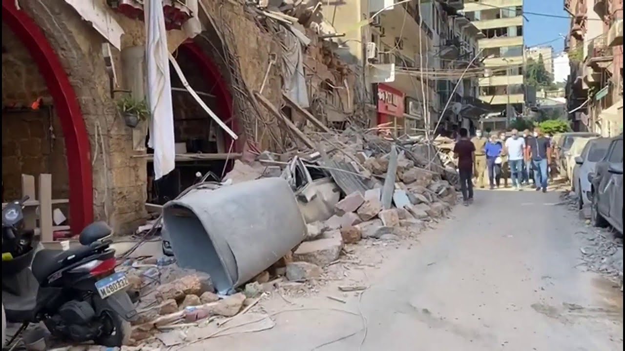 مشاهد مروعة.. شاهد حجم الدمار الذي لحق بشارع مار مخايل في بيروت