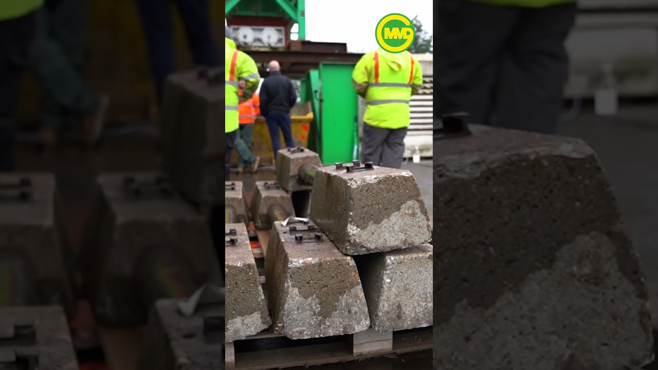 Concrete Recycling Test: Can a 30-Year-Old MMD Sizer Crush Concrete Sleepers with Rebar? #crusher